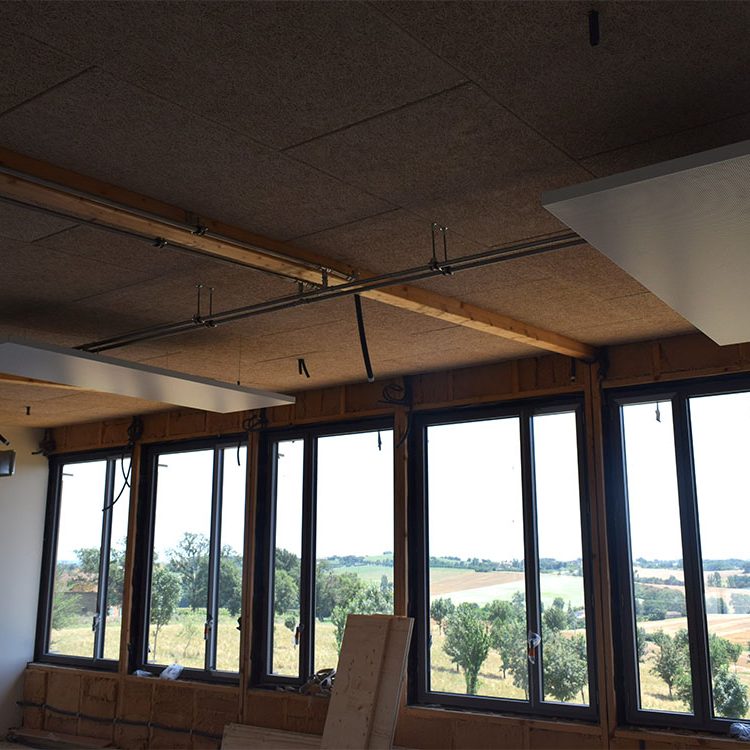 panneaux rayonnants métalliques Actisteel dans une salle de réunion