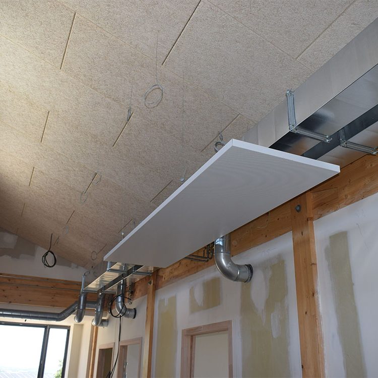 panneaux rayonnants métalliques Actisteel dans le couloir des bureaux d'une usine de popcorn dans le Gers