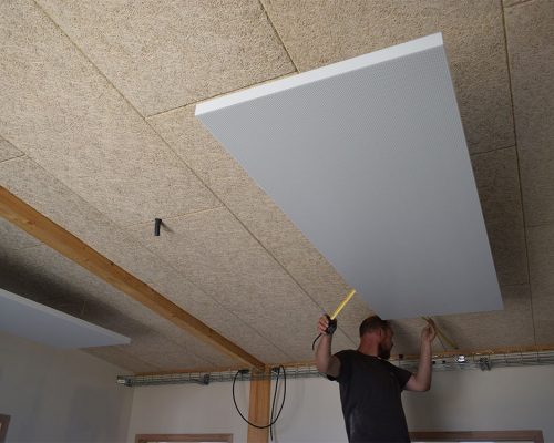 panneaux rayonnants métalliques Actisteel dans le couloir des bureaux d'une usine de popcorn dans le Gers