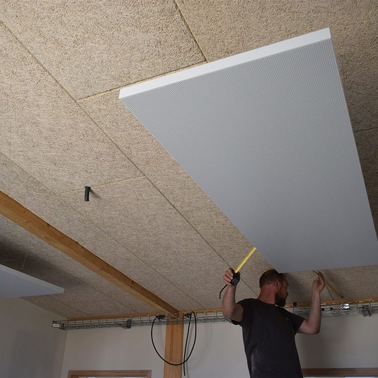 panneaux rayonnants métalliques Actisteel dans le couloir des bureaux d'une usine de popcorn dans le Gers